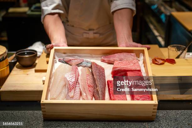 close up slice of sashimi in wooden box - trachurus trachurus stock-fotos und bilder