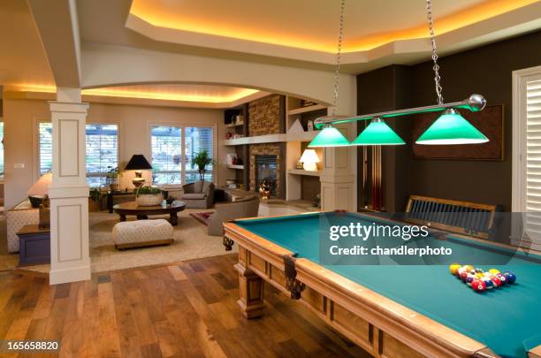 game room with pool table - game room 個照片及圖片檔