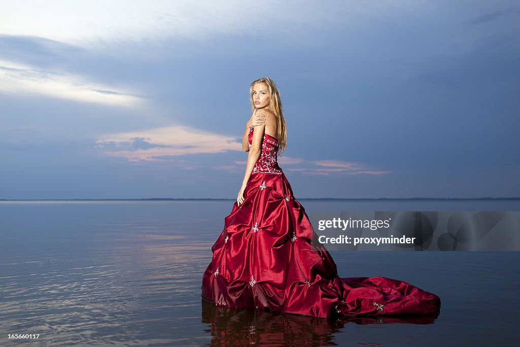 Mujeres en vestido rojo sobre el agua