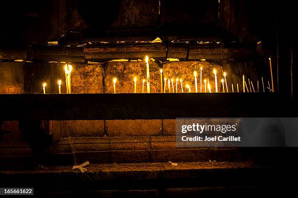 candles against tomb of christ in holy sepulchre - church of the holy sepulchre 個照片及圖片檔