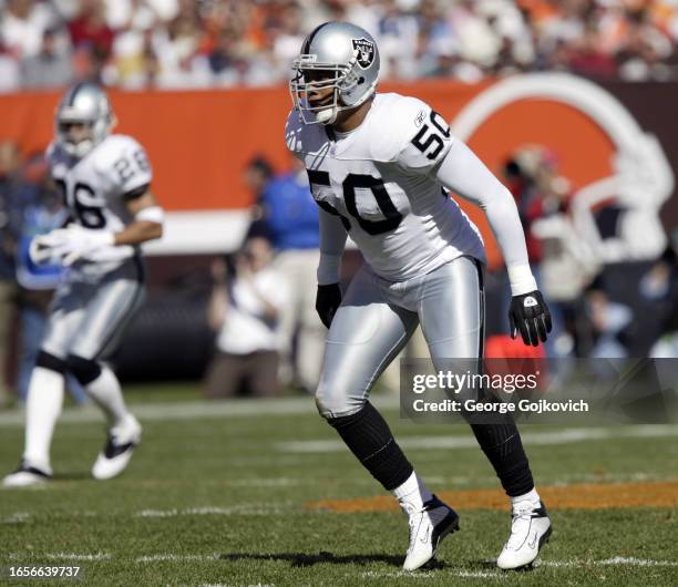 Linebacker Eric Barton of the Oakland Raiders pursues the play against the Cleveland Browns during a game at Cleveland Browns Stadium on October 12,...