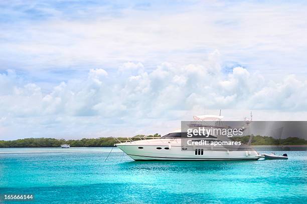 yachts de luxe - yacht photos et images de collection