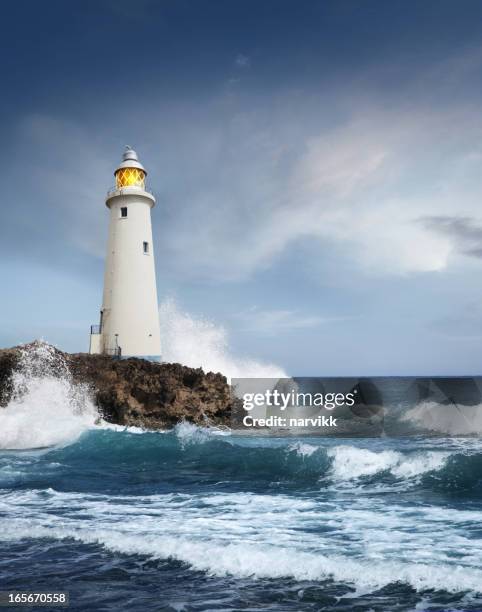 white lighthouse on the cliff - vuurtoren stockfoto's en -beelden