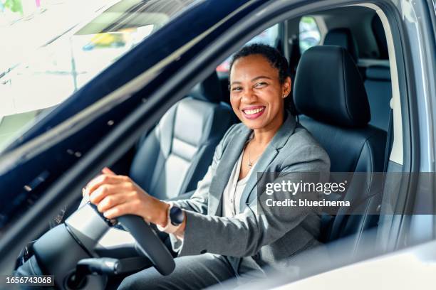 porträt eines glücklichen kunden, der ein neues auto kauft - osteuropa stock-fotos und bilder
