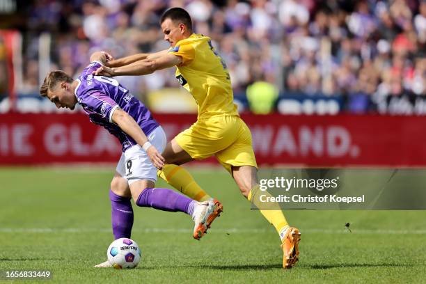 Frederik Jaekel of Elversberg challenges Erik Engelhardt of Osnabrueck during the Second Bundesliga match between VfL Osnabrück and SV Elversberg at...