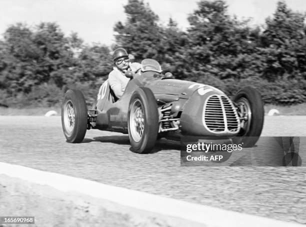 Le coureur automobile argentin José Froilan Gonzalez termine deuxième du Grand Prix de Monza, le 11 septembre 1952, au volant de sa Maserati....