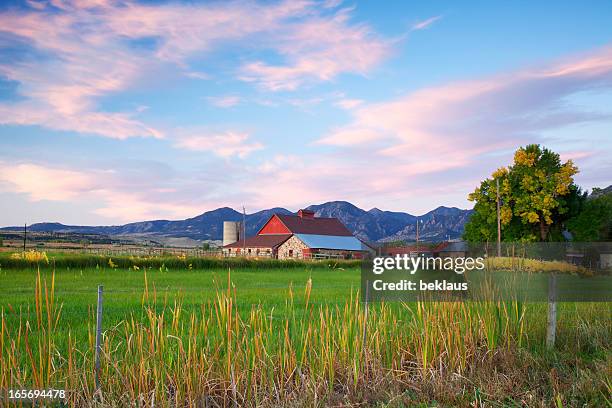 red barn at sunrise - boulder co stockfoto's en -beelden