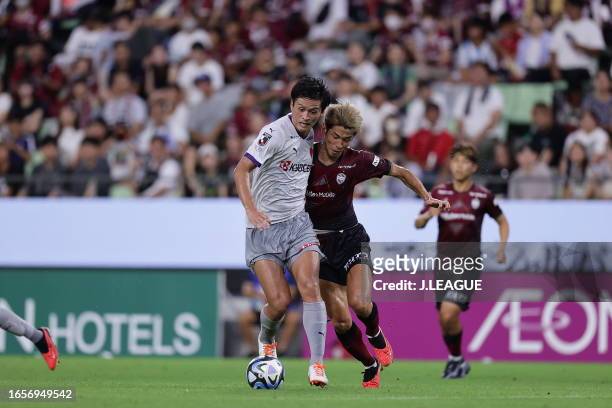 Shogo ASADA of Kyoto Sanga F.C. And Yuya OSAKO of Vissel Kobe battle for the ball during the J.LEAGUE Meiji Yasuda J1 26th Sec. Match between Vissel...