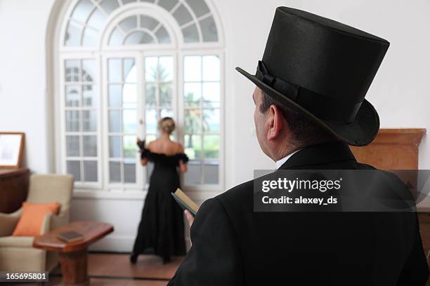 baron and baroness at manor leaving room - hogehoed stockfoto's en -beelden