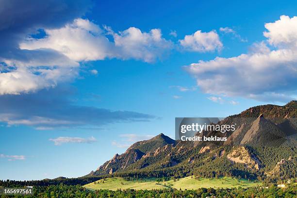 flatirons von boulder, colorado - felsbrocken stock-fotos und bilder