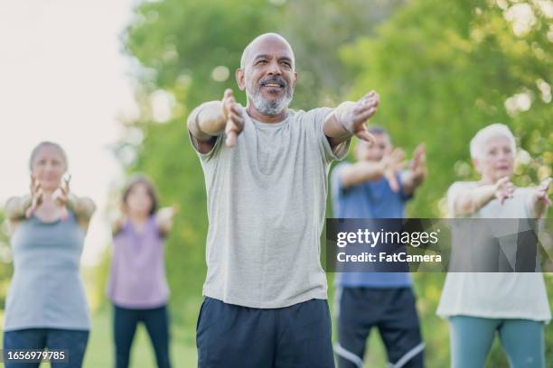 outdoor tai chi - tai chi stockfoto's en -beelden