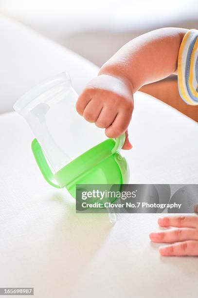 little boy playing cup. - caneca para bebê - fotografias e filmes do acervo