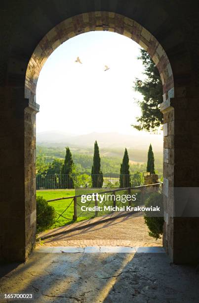 tuscan scene - bogen stockfoto's en -beelden