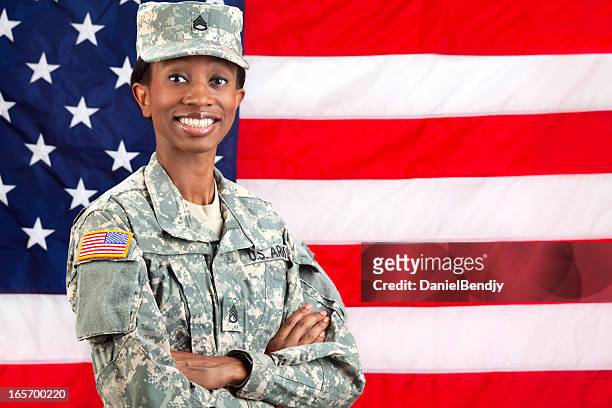 weibliche afrikanische amerikanische soldaten serie: stehend gegen usa flagge - us air force stock-fotos und bilder