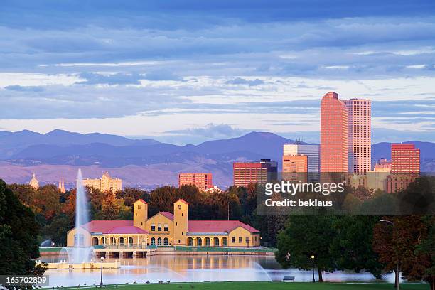 denver colorado city park und die skyline bei sonnenaufgang - denver stock-fotos und bilder