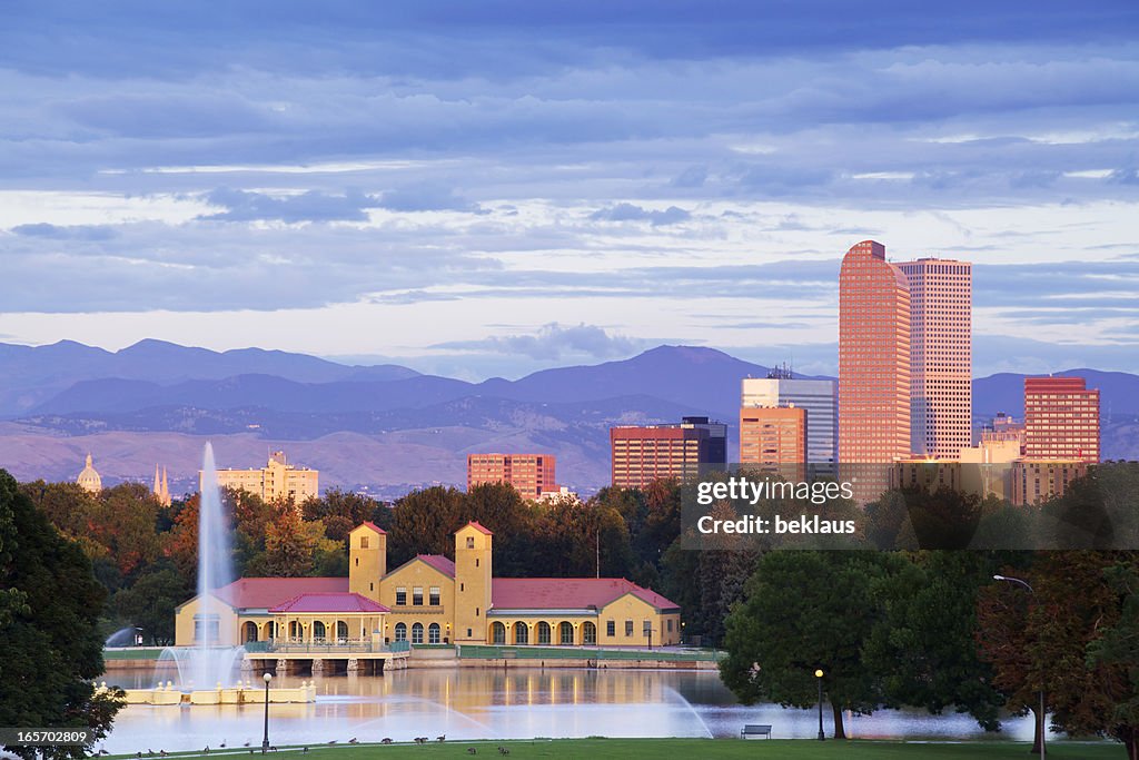 Denver Colorado City Skyline em Sunrise Parque e