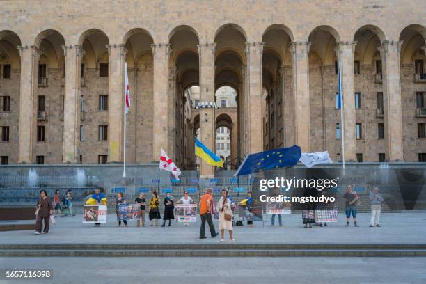 manifestations politiques devant le parlement à tbilissi en géorgie - tbilisi photos et images de collection