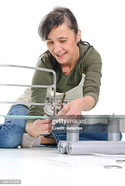 femme dans un mobilier de construction - objet métallique photos et images de collection