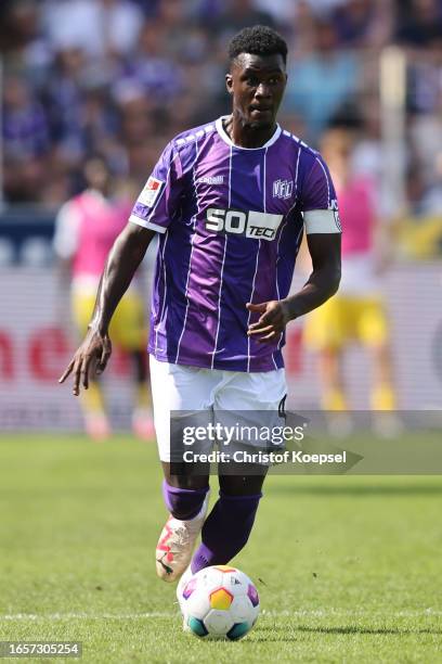 Maxwell Gyamfi of Osnabrueck runs with the ball during the Second Bundesliga match between VfL Osnabrück and SV Elversberg at Stadion an der Bremer...