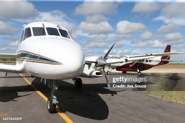 embraer emb-110 bandeirante - propeller stock pictures, royalty-free photos & images