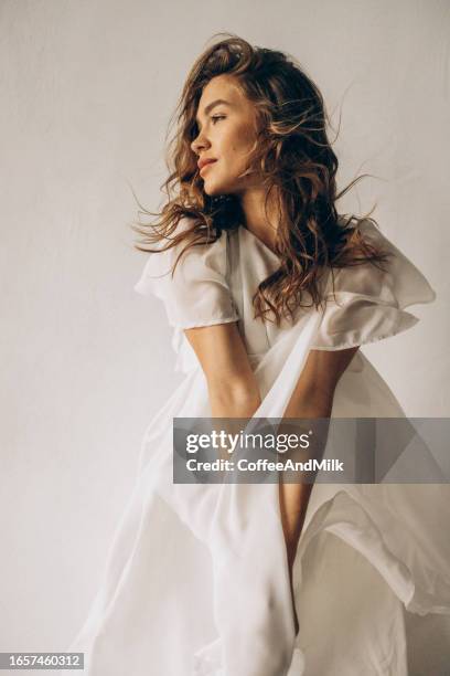 belle sensuelle femme - mondain photos et images de collection