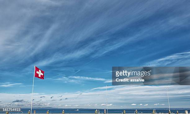 schweizer flagge über dem lake constance im harbour rorschach - flagge schweiz stock-fotos und bilder