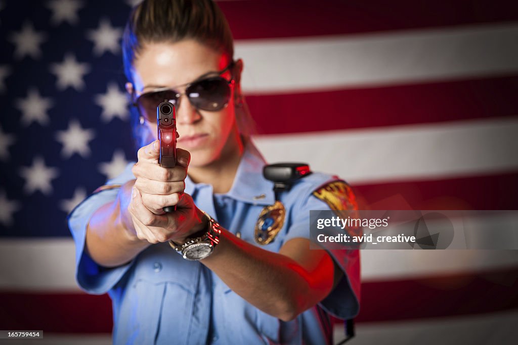 Patriótica estadounidense mujer policía apuntando arma de mano