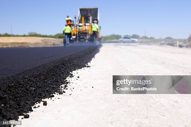 blacktop pflasterarbeiten road mit paver und kipper - asphalt stock-fotos und bilder