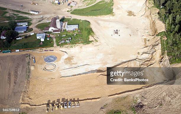 wisconsin frac sand mining operation surrounds a farm - silicaat stockfoto's en -beelden