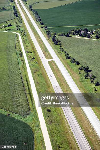 interstate highway passes through rural minnesota - vierbaansweg stockfoto's en -beelden