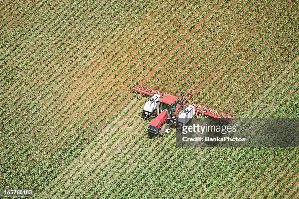 traktor anwendung flüssiger stickstoff dünger zu corn field - nitro stock-fotos und bilder