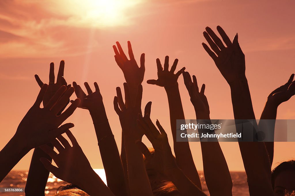 Multi ethnischen Hände bei Sonnenuntergang