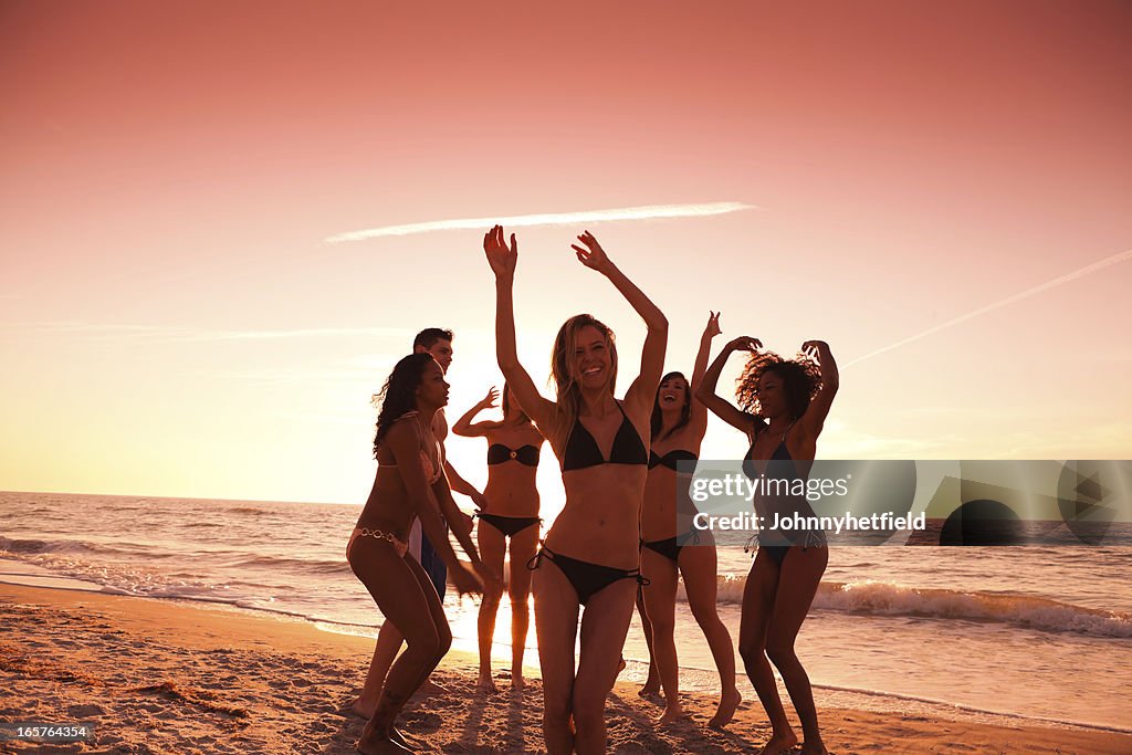 Multi ethnique des amies, durant une fête sur la plage