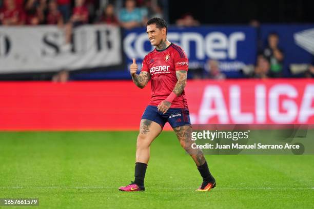 Ezequiel Avila of CA Osasuna celebrates after scoring the team's first goal during the LaLiga EA Sports match between CA Osasuna and FC Barcelona at...