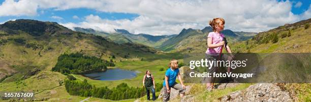 familie und kinder klettern grünen bergen in idyllischer landschaft - lake district stock-fotos und bilder