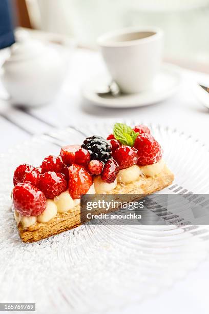 erdbeer-mille-feuille-dessert mit kaffee und milch - millefeuille stock-fotos und bilder