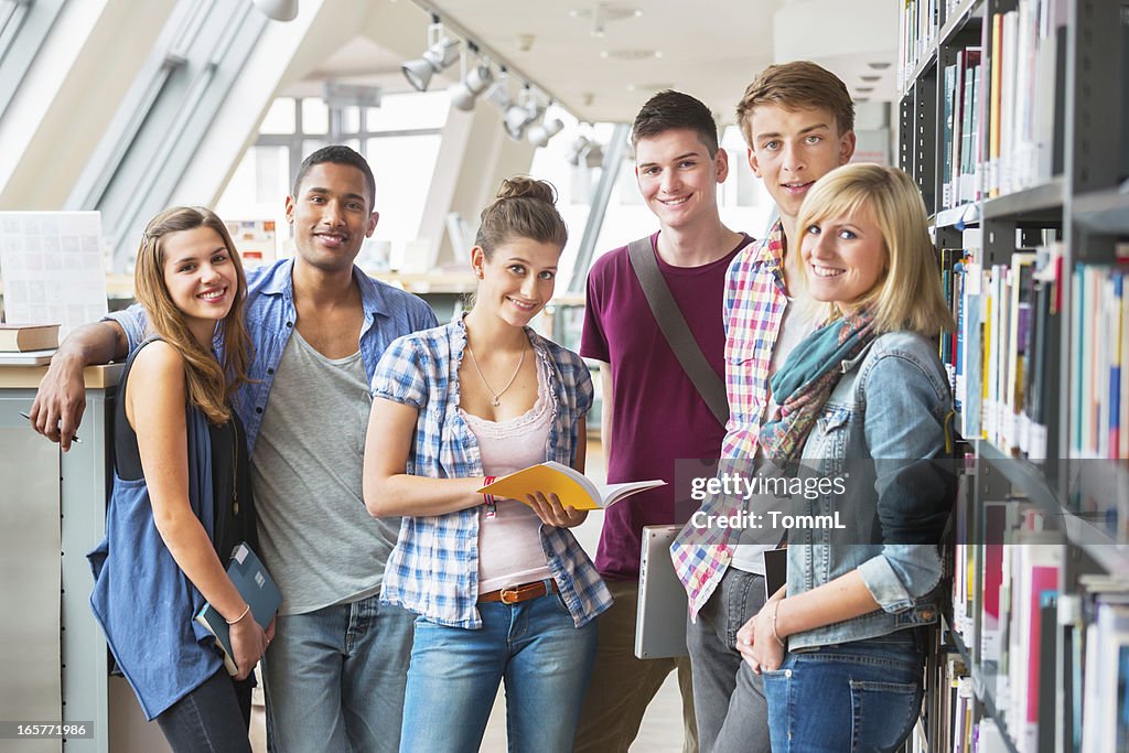 Gruppe von Studenten in der Bibliothek