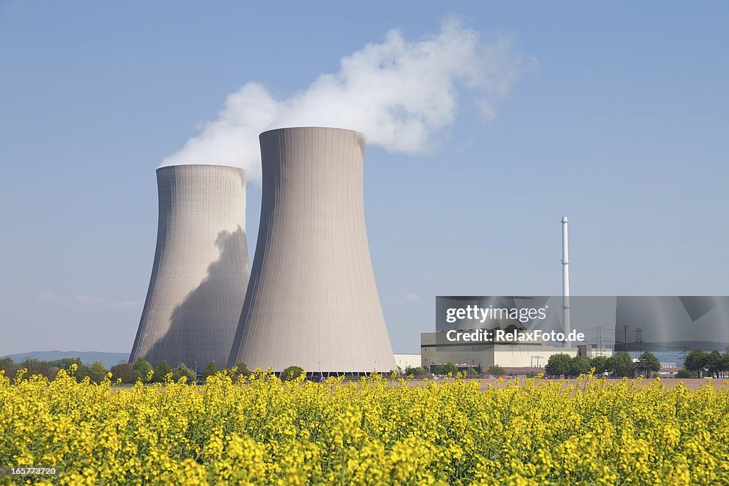 Atomkraftwerk mit dampfenden, Kühltürme und canola field