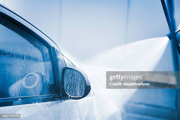 carwash com produto de limpeza de alta pressão - lavar imagens e fotografias de stock