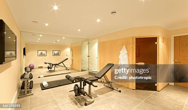 domestic fitnessraum - fitnessraum stock-fotos und bilder