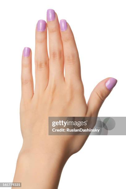 femme avec les ongles peints à main violet - vernis à ongles photos et images de collection