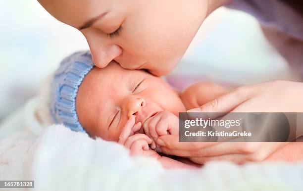 mutter küssen baby - kissing hand stock-fotos und bilder