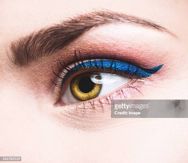 belleza ojos primer plano delineador de ojos - eye liner fotografías e imágenes de stock