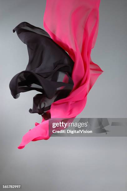 volare nero e rosa in seta - chiffon foto e immagini stock