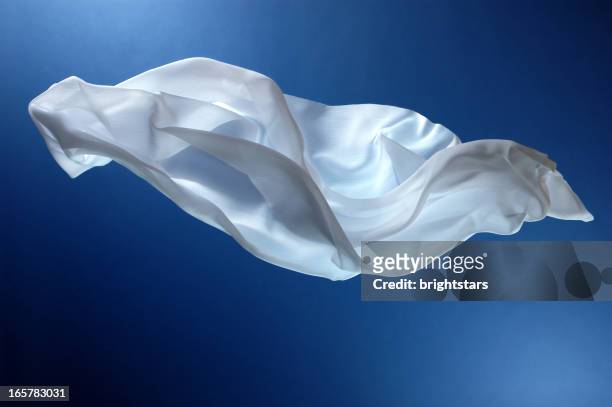 fliegende weiße seide - fabrics stock-fotos und bilder