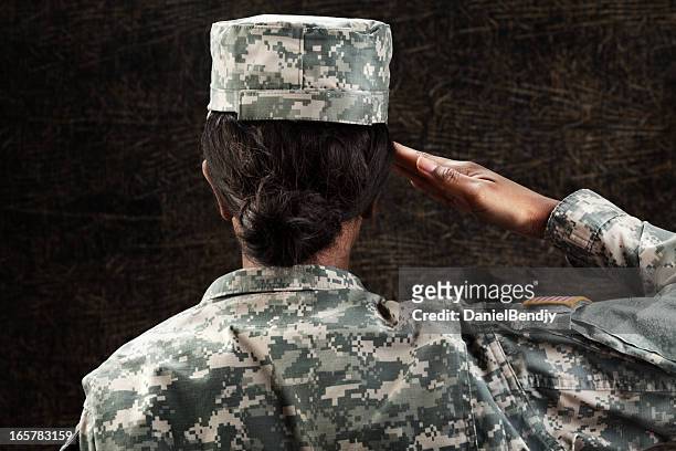 weibliche afrikanische amerikanische soldaten serie: salutieren - saluting stock-fotos und bilder