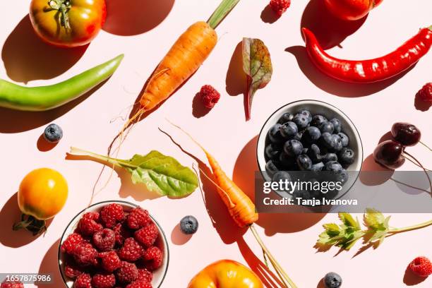 pattern of variety fresh of organic berry fruits and vegetables and healthy vegan meal ingredients on pink background. healthy food, clean eating, diet and detox, eco friendly, no plastic concept. flat lay, top view - colorful vegetables summer stock-fotos und bilder