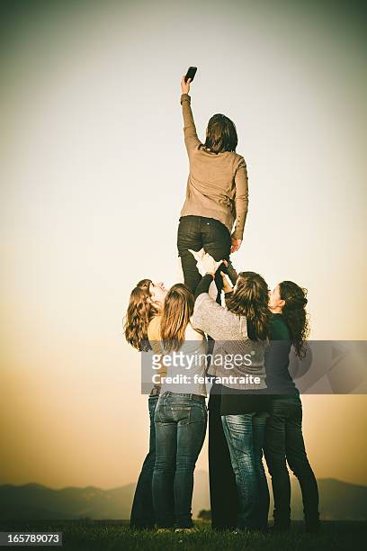 teamarbeit und kommunikation - acrobatic activity stock-fotos und bilder