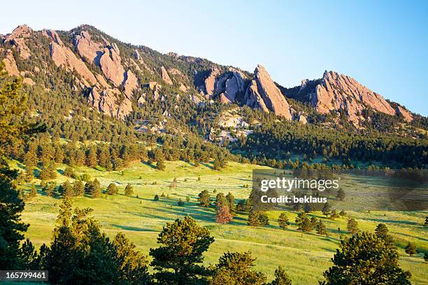 landscape of flatirons in boulder, colorado - boulder co stockfoto's en -beelden