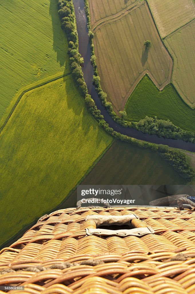 Panier en montgolfière vol au-dessus de paysage vert été